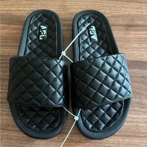 APL Lusso Black Quilted Slides